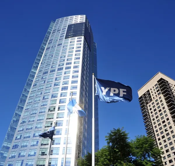 Mileihoy.com 17 Las acciones de YPF aumentaron el 40% después del anuncio de Javier Milei que va a privatizarla