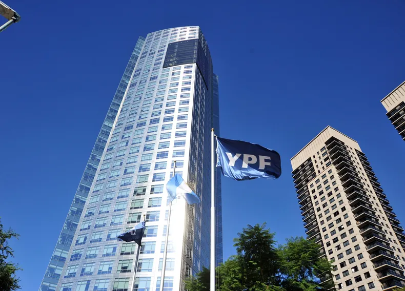 Mileihoy.com 8 Las acciones de YPF aumentaron el 40% después del anuncio de Javier Milei que va a privatizarla